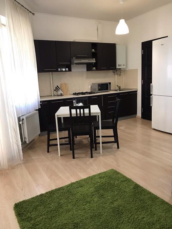 Gil Apartments, Квартира Студия В Самом Центре Пл Петефи 우주고로트 외부 사진